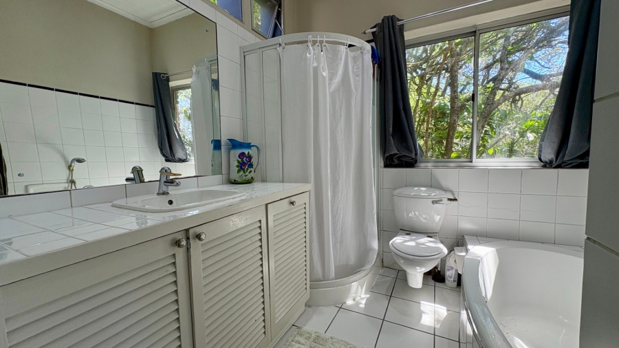 To Let 4 Bedroom Property for Rent in Bonza Bay Eastern Cape